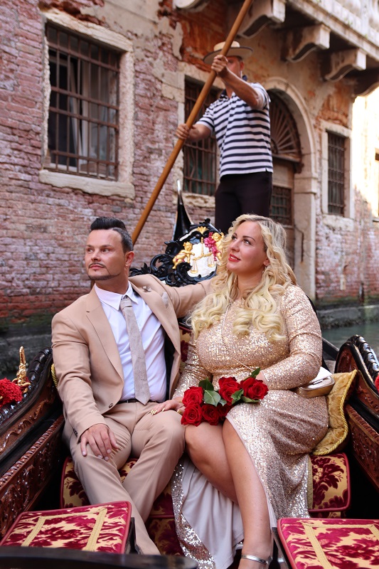couple inside the gondola in Venice Italy